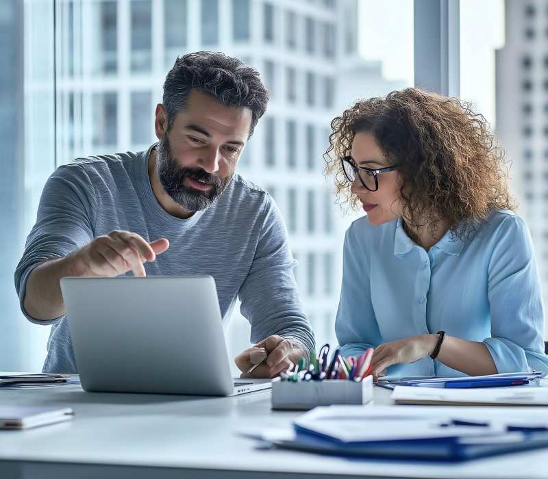 trabajando en oficina 800x700 1